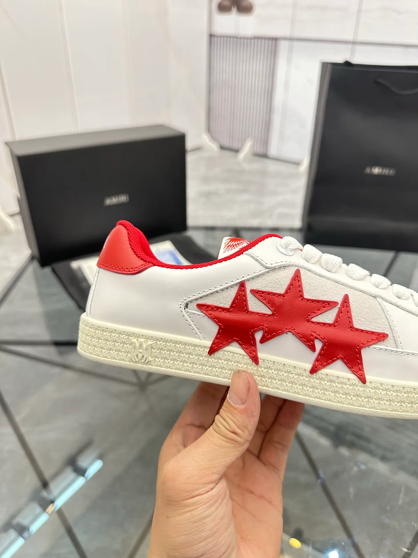 Men's shoes: 💰P560¥ Guangzhou top quality Product trademark: AMIRI* "Amir*" low-top casual shoes Regular size: 39-44 (can be customized to 45) Product material: imported first-layer cowhide leather upper, breathable lining, original outsole. Number: 525